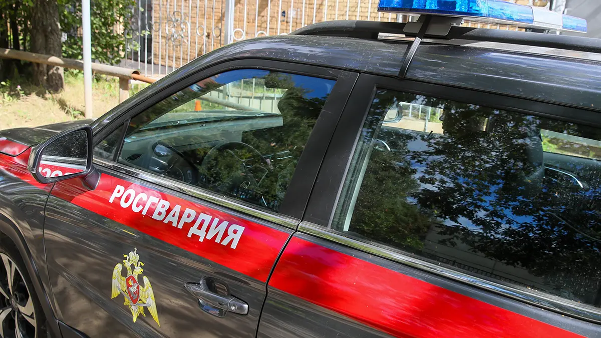 «МК»: Автомобиль Росгвардии перевернулся после ДТП на юго-западе Москвы